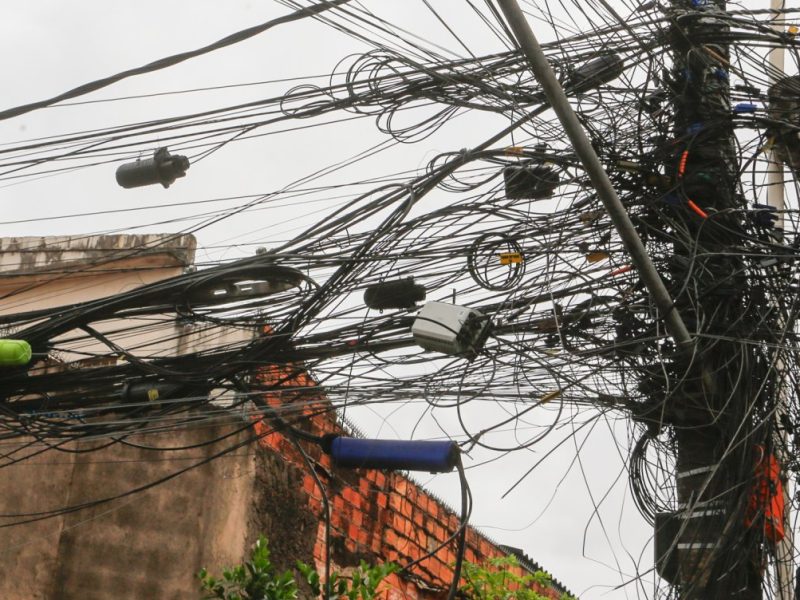 150190,uma-cidade-enrolada-em-fios-emaranhados-em-postes-da-coelba-poluem-visualmente-salvador-e-levam-riscos-ao-cidadao-3