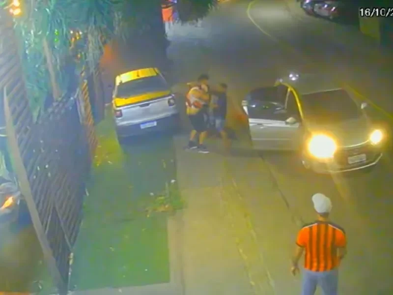 Assista-torcedores-do-Vitoria-sao-atacados-por-riv0132468400202510171504-ScaleOutside-1