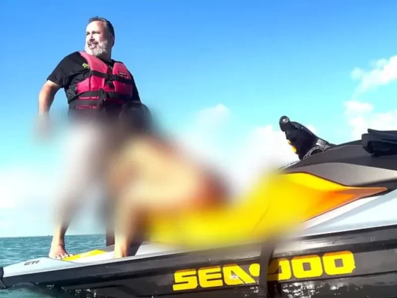 Ator-porno-grava-cena-indescente-em-praia-e-vira-a0132633600202511201329-ScaleOutside-1