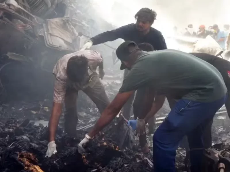 Aviao-com-mais-de-240-pessoas-a-bordo-cai-em-cima-0129796800202506120824-ScaleOutside-1