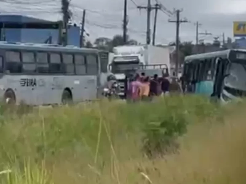 Buzus-com-dezenas-de-passageiros-colidem-em-Feira-0131050100202507301440-ScaleOutside-1