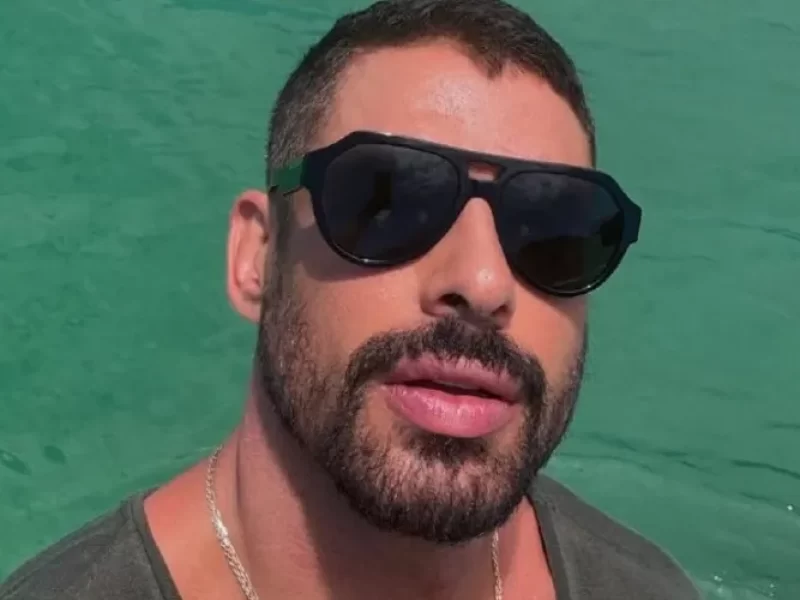 Caua-Reymond-e-flagrado-aos-beijos-com-veterana-gl0128237300202503111138-ScaleOutside-1