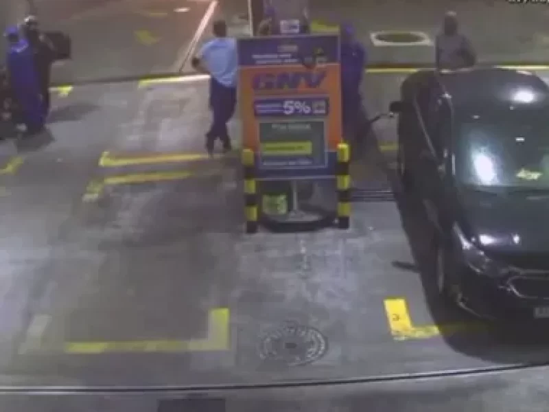 Cenas-fortes-Carro-explode-ao-abastecer-e-deixa-vi0129776700202506081157-ScaleOutside-1