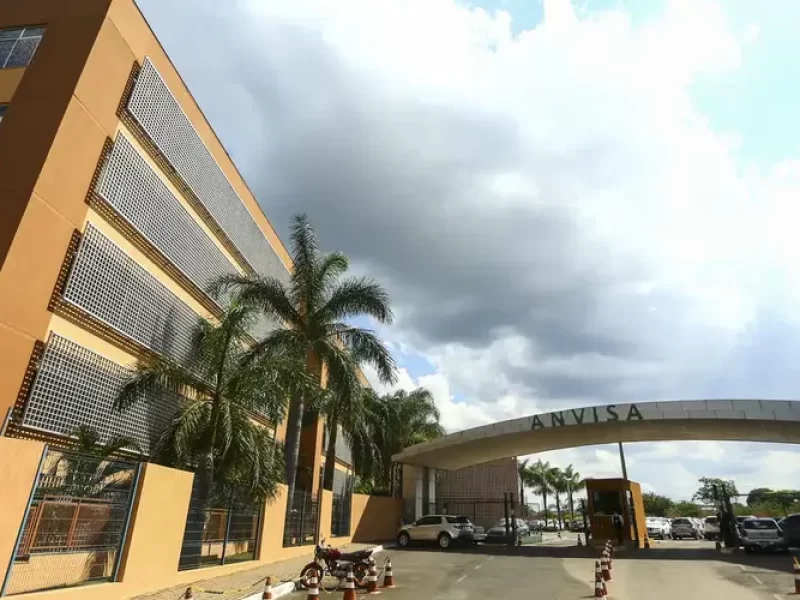 Cuidado-Anvisa-alerta-sobre-uso-de-alisantes-com-f0129933500202507072228-ScaleOutside-1