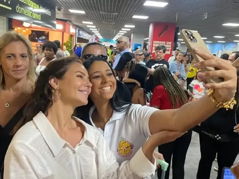 Famosos-dao-as-caras-em-Salvador-para-curtir-o-Car0132989600202602121700-ScaleOutside-1