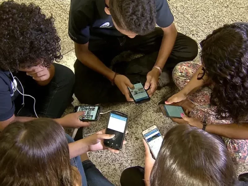 Ferias-escolares-aumentam-exposicao-a-telas-e-isso0132725200202512102159-ScaleOutside-1