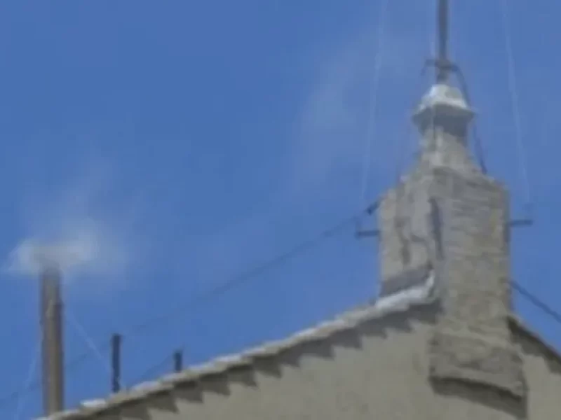 Habemus-Fumaca-branca-sobe-no-Vaticano-e-novo-papa0128599700202505081325-ScaleOutside-1