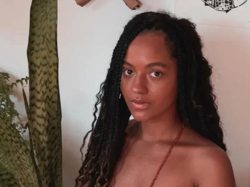 Influenciadora-reage-a-assalto-com-arma-de-choque-0132749100202512161237-ScaleOutside-1