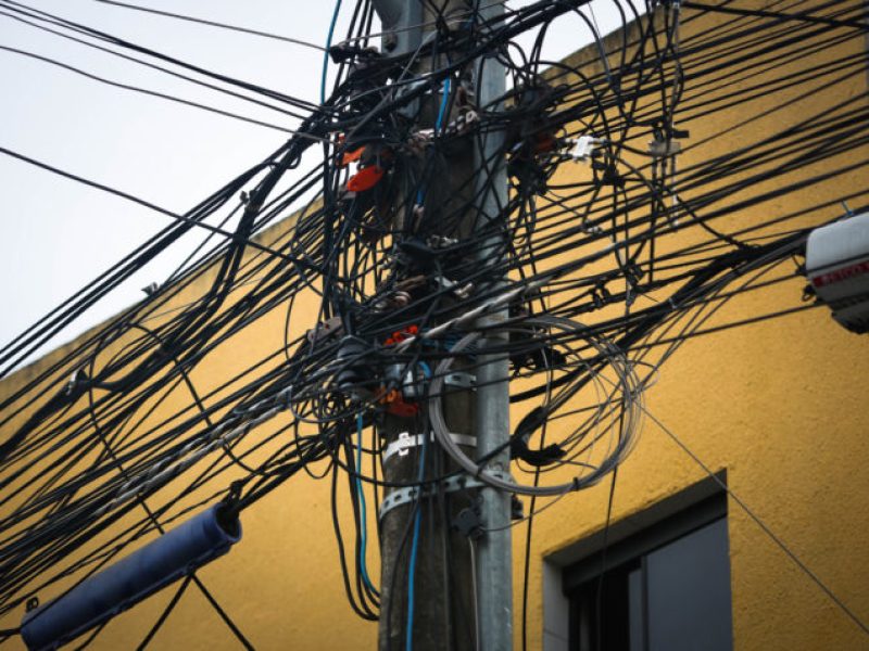 Postes de energia eletrica com cabos de internert e TV, na Vila Planalto em Brasilila-DF. Sérgio Lima/Poder360 15.02.2021