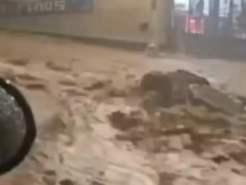 Interior-em-alerta-fortes-chuvas-alagam-ruas-e-inv0132633800202511201413-ScaleOutside-1