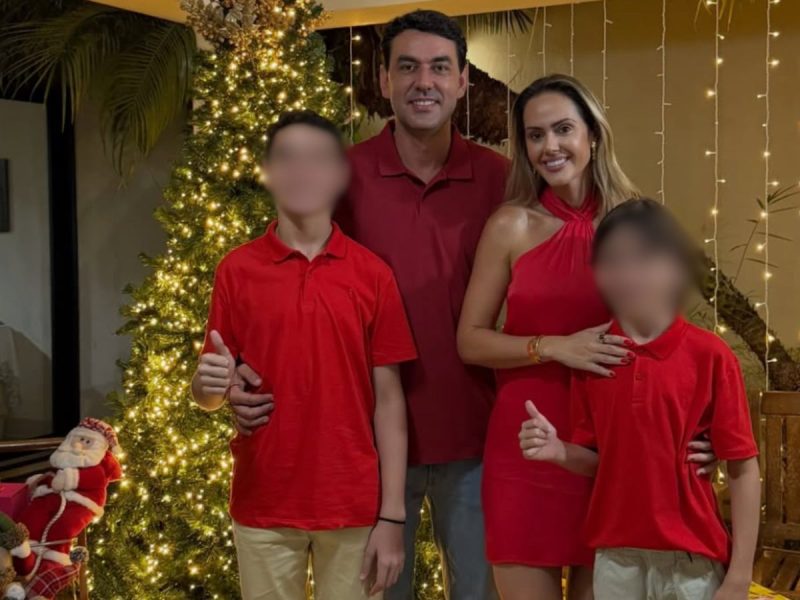 J0bzqLES-Thales-Machado-com-a-esposa-e-os-filhos-