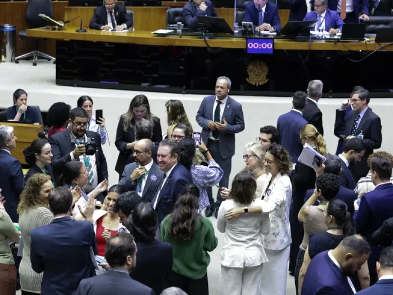 Licenca-paternidade-de-ate-20-dias-e-aprovada-na-C0132559600202511042155-ScaleOutside-1