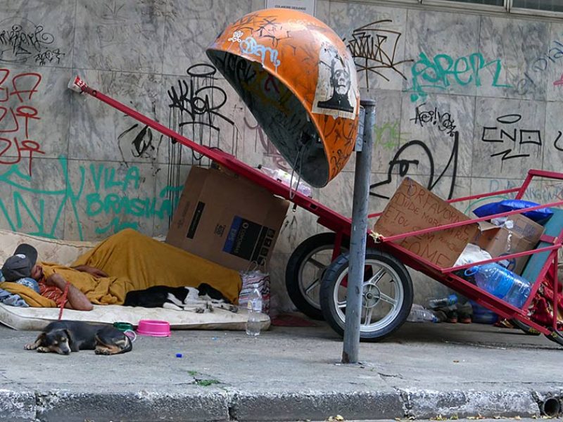 São Paulo SP 27 04 2020- Moradores em situação de rua sob o elevado João Goulart no centro de São Paulo sem proteção da pandemia.  Foto Jorge Araujo/Fotos Publicas