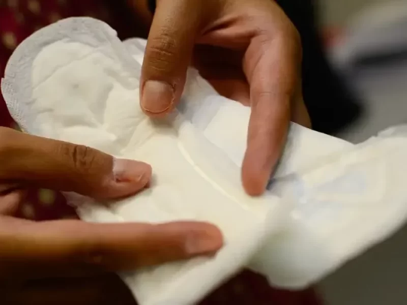 Mulheres-podem-retirar-absorventes-gratuitos-pelo-0132548900202511030912-ScaleOutside-1