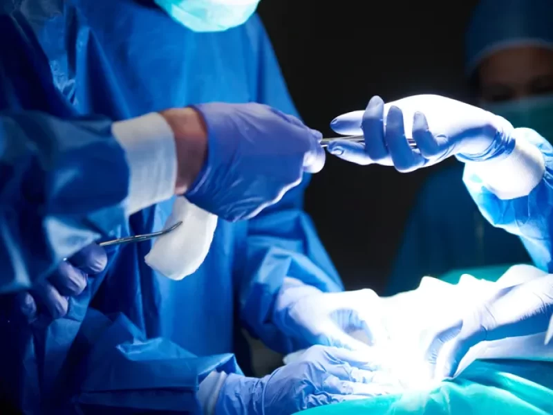 Novinha-de-14-anos-tenta-turbinar-seios-com-silico0132379300202509301802-ScaleOutside-1