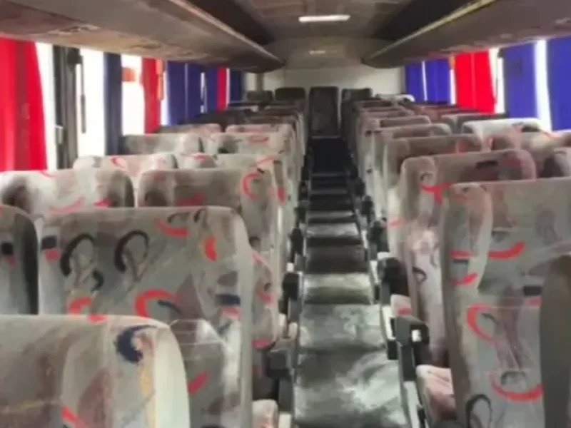 Novinhos-sao-flagrados-em-surubao-dentro-de-buzu-a0131322600202509190807-ScaleOutside-1