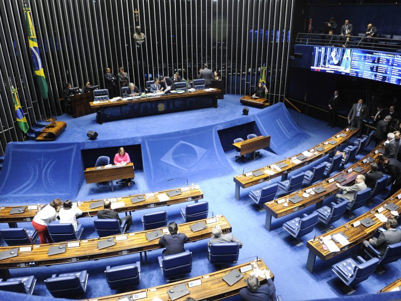 Plenário do Senado Federal durante sessão deliberativa ordinária. 

À tribuna, senadora Simone Tebet (MDB-MS). 

Mesa: 
senador Sérgio Petecão (PSD-AC); 
presidente do Senado Federal, senador Eunício Oliveira (MDB-CE).

Foto: Jonas Pereira/Agência Senado