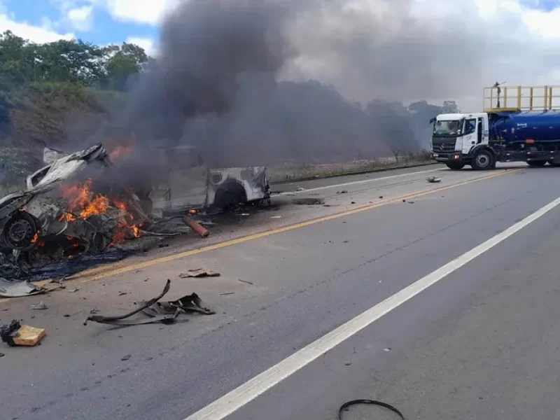 Tragedia-Dez-pessoas-morrem-apos-grave-acidente-na0132793300202512271236-ScaleOutside-1