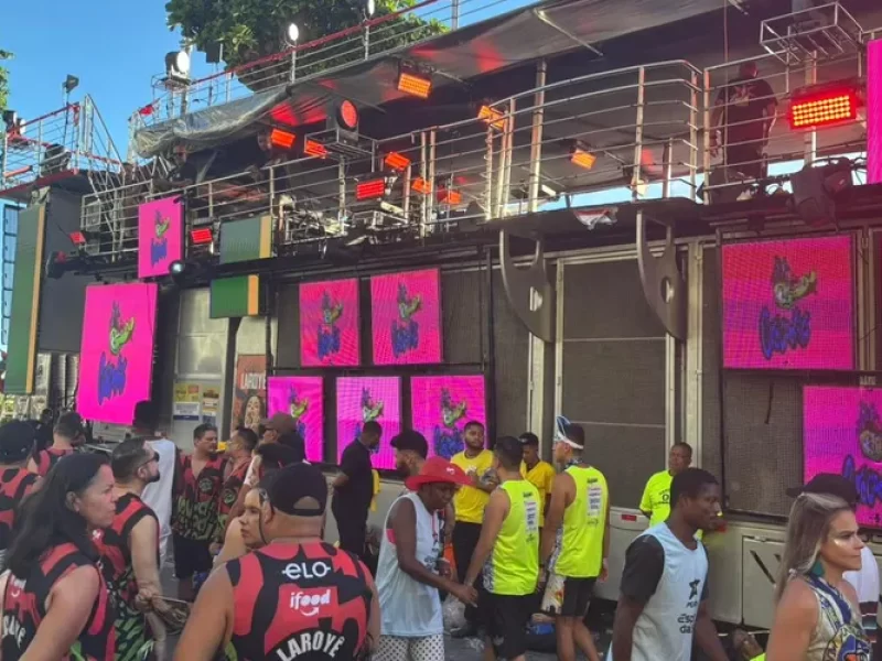 Treta-pela-primeira-saida-do-trio-agita-fas-de-Dan0133003800202602151834-ScaleOutside-1