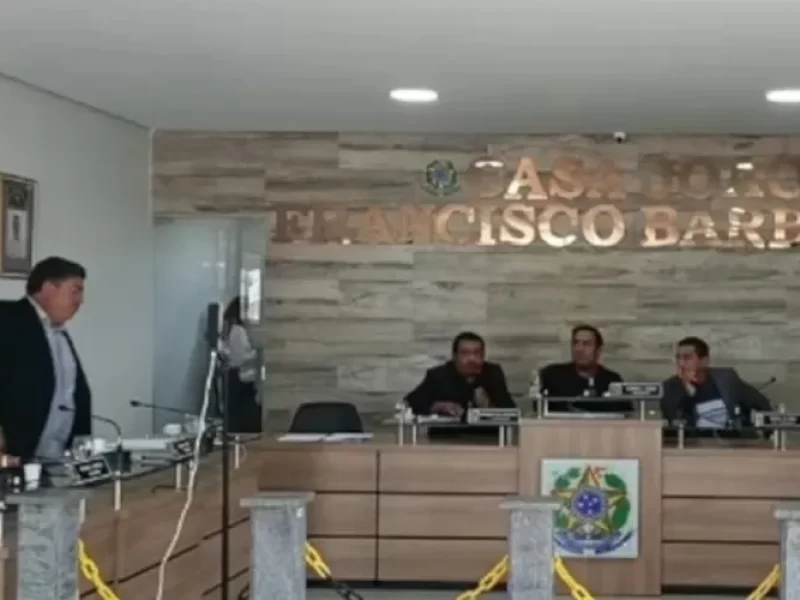 Vereador-solta-peido-estrondoso-e-para-sessao-na-C0132445100202510131810-ScaleOutside-1