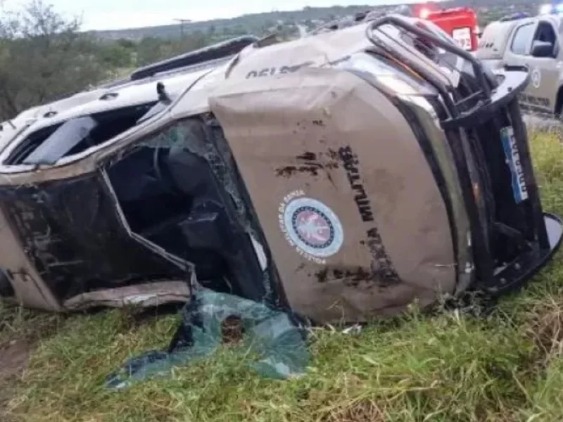 Viatura-da-PM-capota-e-deixa-dois-agentes-feridos-0131200200202508261133-ScaleOutside-1