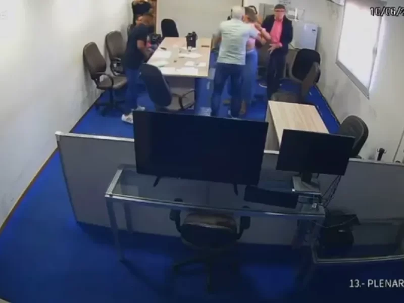 Video-Vereador-e-agredido-por-colega-na-Camara-de-0129787700202506101917-ScaleOutside-1