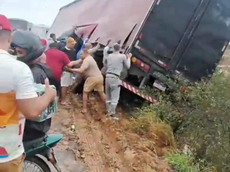 caminhao-com-carga-de-cerveja-e-saqueado-apos-sair-da-pista-na-br-116-norte-554ed