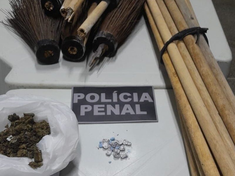 droga-e-comprimidos-escondidos-em-vassouras-sao-ba0133258700202604251138