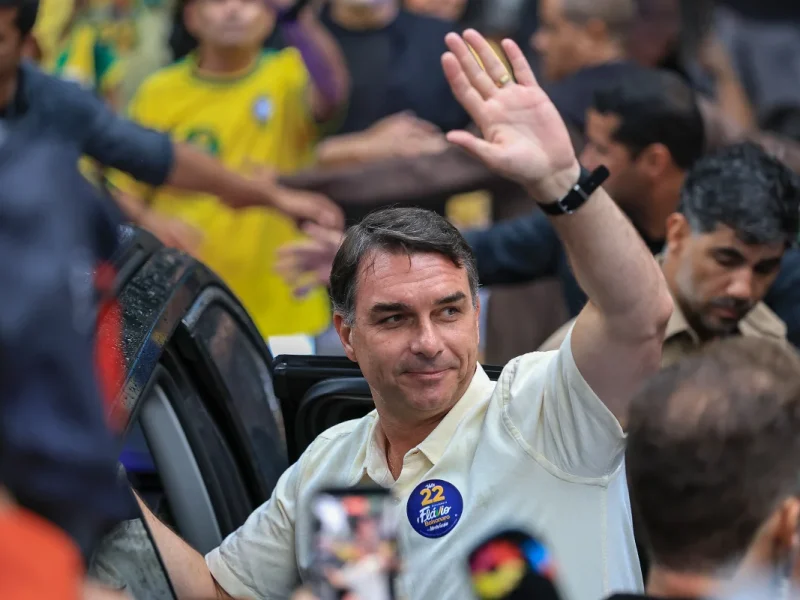 flavio-bolsonaro-votando-23014838344gettyimages-2301483834
