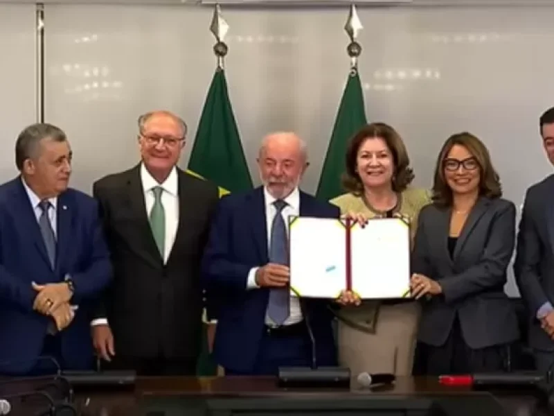lula-exibe-medida-provisoria-apos-assinatura-da-medida-que-zera-aliquota-sobre-a-taxa-das-blusinhas-1778626632607_v2_750x421.jpg