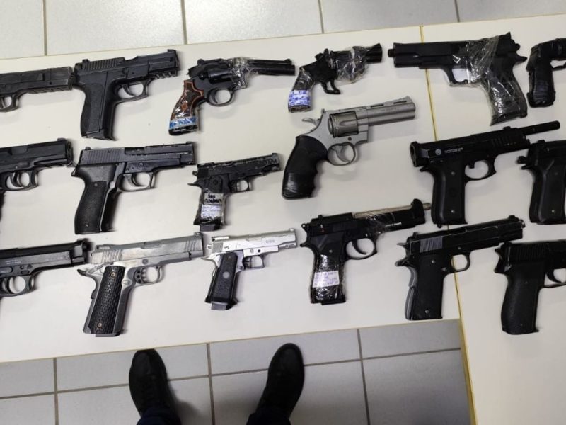 simulacros-de-armas-e-balancas-de-precisao-apreendidos-com-adolescentes-3