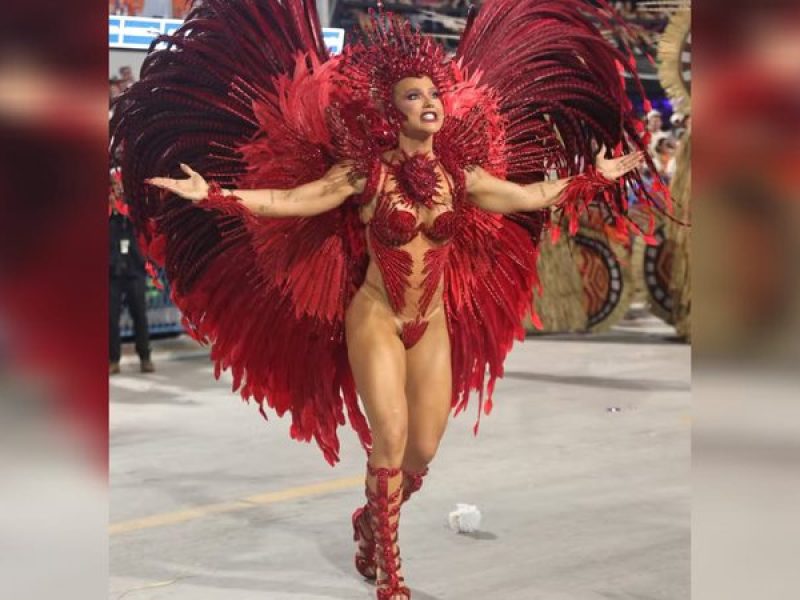 vaias-gritos-e-problemas-com-o-tapa-sexo-como-foi-a-estreia-de-virginia-fonseca-como-rainha-de-bateria-da-grande-rio_widelg