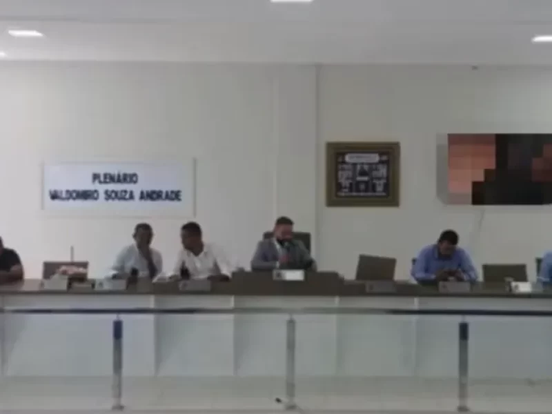 video-porno-invade-telao-durante-sessao-da-camara-0133097600202603120707-ScaleOutside-1 (1)